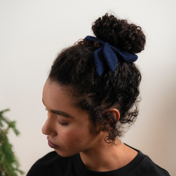 Mönster - Liljeholmen scrunchie med blad - Accessoarer | Eddna SE